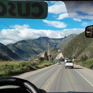 V taxi colectivo... místní sběrný autobus... sbírá lidi cestou, dokud se nezaplní... a někdy se i stojí...