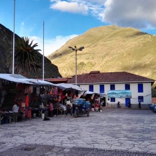 Hlavní náměstí v Pisacu s trhem a výhledem na okolní hory