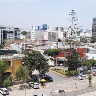 Pohled na moderní čtvrť Miraflores od Huaca Pucllana