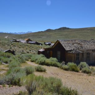 Dřevěné domky ošlehané poryvy větru připomínají kulisy amerického westernu. Bodie, USA