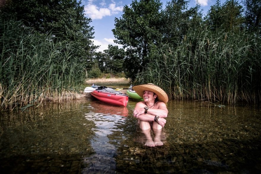 Na jezeře Berzdorfer See budete mít dostatek soukromí třeba i pro koupel nazí, Německo