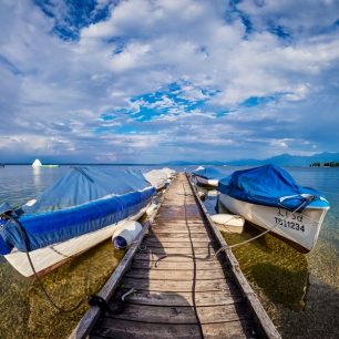 Loďky na jezeře Chiemsee vytváří krásná zátiší, Německo