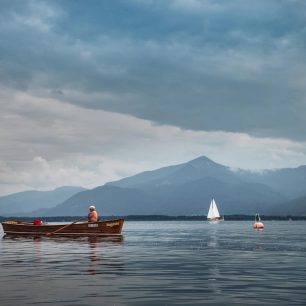 Ničím nerušený večerní klid vyzívá na jezeře Chiemsee k rybaření, Německo