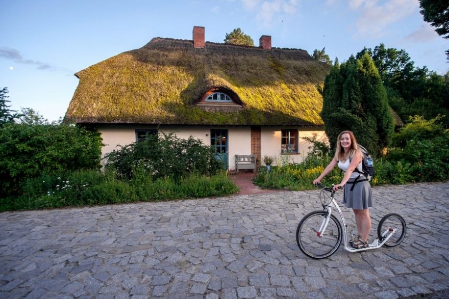 Okolí Müritz můžete objevovat jak na lodi, tak třeba i na koloběžkách, Německo