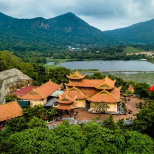 Budhistický chrám Van Son Pagode, Con Dao, Vietnam