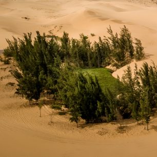 Nedaleko od sebe tu leží červené a bílé písečné duny, Mui Ne, Vietnam