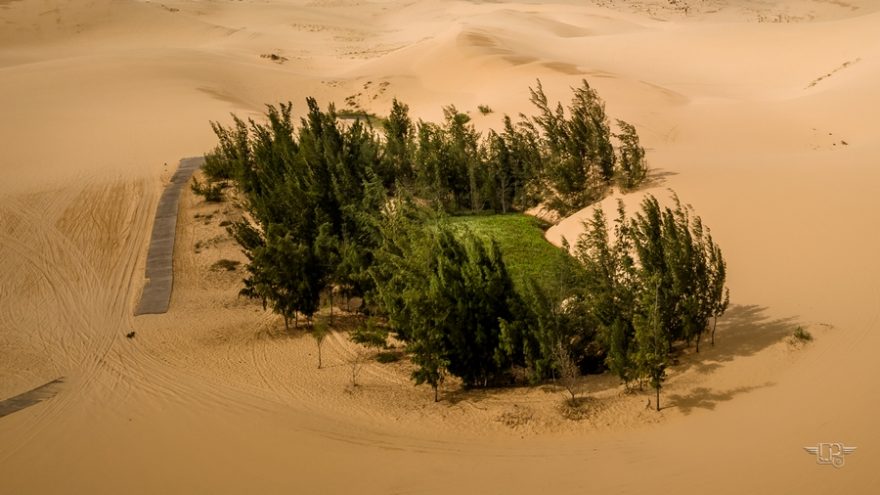 Nedaleko od sebe tu leží červené a bílé písečné duny, Mui Ne, Vietnam