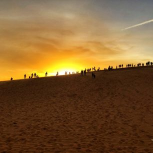 Západ slunce na písečných dunách, Mui Ne, Vietnam