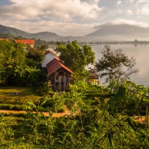 Brzké ráno u jezera Ho Lak, Vietnam