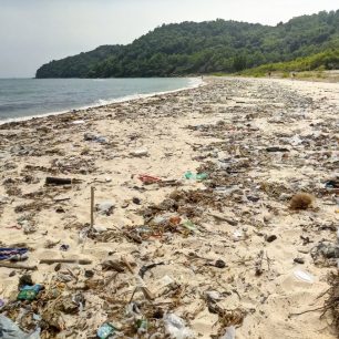 Všudypřítomné povalující se odpadky jsou Vietnamu vadou na kráse