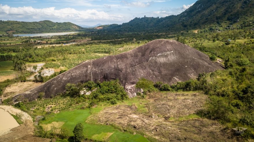 Elephant rock u jezera Ho Lak, Vietnam