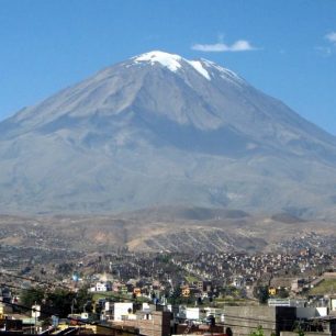 Vulkán Mistí a 'bílé město' Arequipa pod ním, Peru