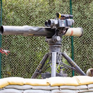 Válečné artefakty vystavené v Památníku odporu na hoře Mleeta