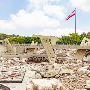 Surrealistická betonová instalace v Památníku odporu na hoře Mleeta