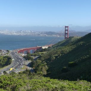 Po mostě se dá projíždět i přecházet, ale když je vítr, člověka by to málem odfouklo, těch 35 minut chůze bylo docela náročných