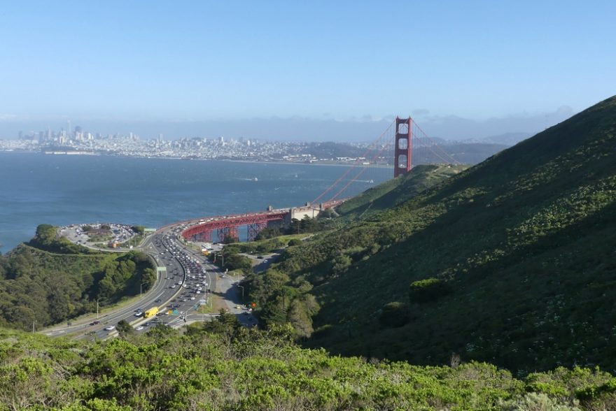 Po mostě se dá projíždět i přecházet, ale když je vítr, člověka by to málem odfouklo, těch 35 minut chůze bylo docela náročných