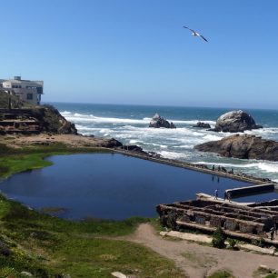 Poblíž Ocean Beach, odkud vedou treky až k druhé straně mostu