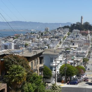 Tady je v dálce vidět observatoř, ze které je prý krásný výhled na město... já měla výhledy na kopcích a zdarma, takže mě věž nezajímala...