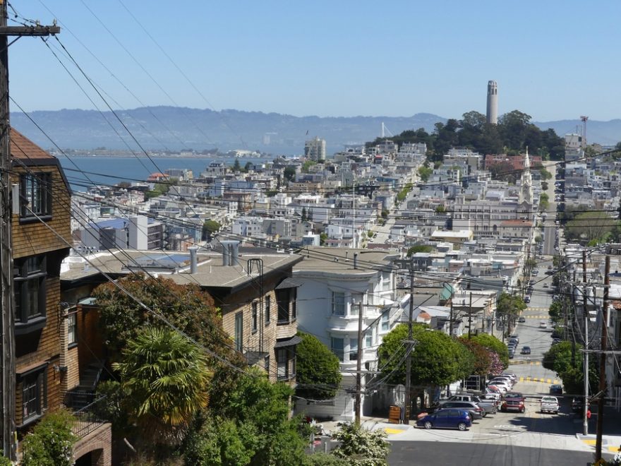 Tady je v dálce vidět observatoř, ze které je prý krásný výhled na město... já měla výhledy na kopcích a zdarma, takže mě věž nezajímala...