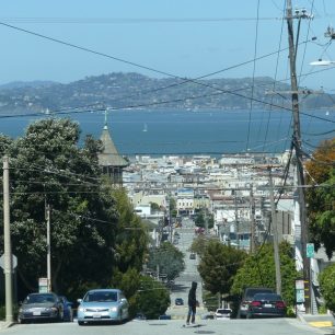 Tradiční záběry na SF, všimněte si elektrického vedení...