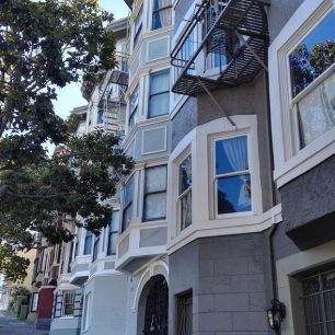 Dům, kde jsem bydlela - jeden z těch krásných, viktoriánských, kterým se v americké architektuře říká Painted Ladies...