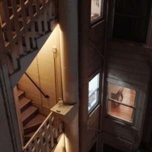 Jako ve Snídani u Tiffanyho, chyběla jen kytara a perlový náhrdelník