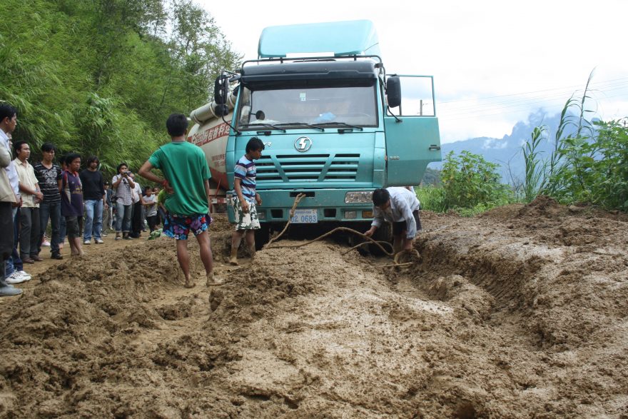 Silnice v Laosu po deštích