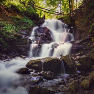 Vodopád nedaleko od lyžařského střediska Pylypets