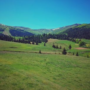 Nádherná krajina ukrajinských polonin u vesnice Pylypets