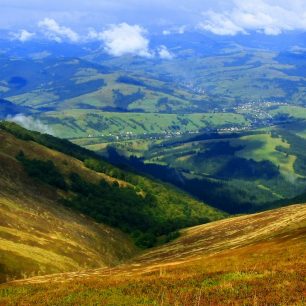 Pohled z hřebene poloniny Krásna na Koločavu