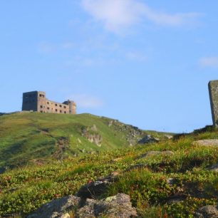 Bývalá hvězdárna na dvozisícové hoře Pop Ivan, která je nejvýchodnějším bodem Republiky Československé. Odtud je to do Aše přes 1000 kilometrů vzdušnou čarou