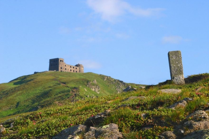 Bývalá hvězdárna na dvozisícové hoře Pop Ivan, která je nejvýchodnějším bodem Republiky Československé. Odtud je to do Aše přes 1000 kilometrů vzdušnou čarou