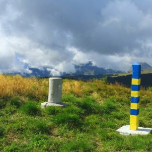 Nejvýchodnější trojmezí Československa (s Polskem a Rumunskem) na hoře Stoh dodnes připomíná betonový patník