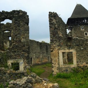 Jen pár kilometrů severně od Užhorodu narazíme na zbytky hradu Něvickoje, střežícího už skoro 800 let údolí řeky Už. Naposledy se o něj bojovalo 1939, kdy odtud českoslovenští vojáci bránili v postupu maďarské invaze na Podkarpatskou Rus