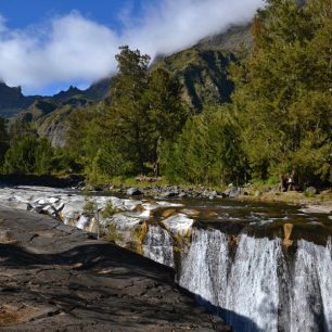 Vodopád Trois Roches v kaldeře Mafate padá do několik desítek metrů hluboké skalní rokle