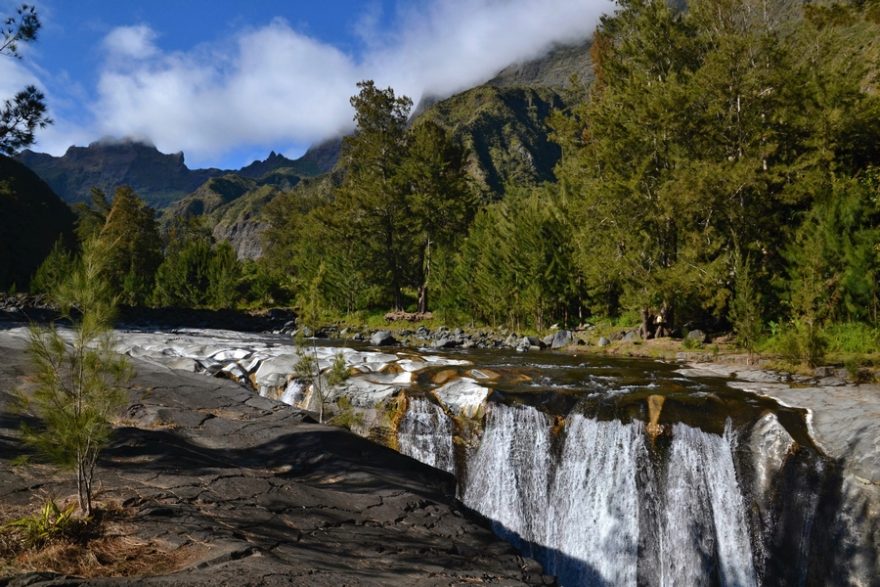 Vodopád Trois Roches v kaldeře Mafate padá do několik desítek metrů hluboké skalní rokle