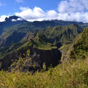 Výhledy na rozeklané zelené hřebeny kaldery Mafate kousek nad vodopádem Trois Roches