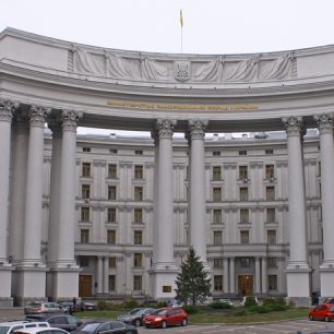 Až děsivě masivní budova Ministerstva Zahraničí stojí těsně vedle znovuobnovené katedrály Svatého Michala a je typickým vzorkem sovětské architektury ve městě