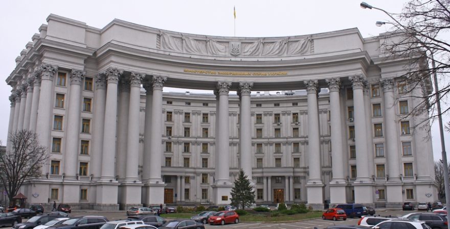 Až děsivě masivní budova Ministerstva Zahraničí stojí těsně vedle znovuobnovené katedrály Svatého Michala a je typickým vzorkem sovětské architektury ve městě
