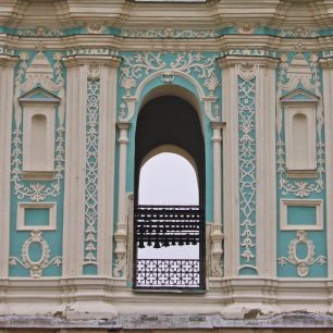 Detail zdobené fasády velkolepé zvonice u Svaté Sofie