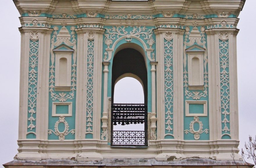 Detail zdobené fasády velkolepé zvonice u Svaté Sofie