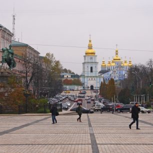 Mezi nejslavnějšími kyjevskými chrámy je možné přejít po přímé ose, bulváru Volodymyrskaja