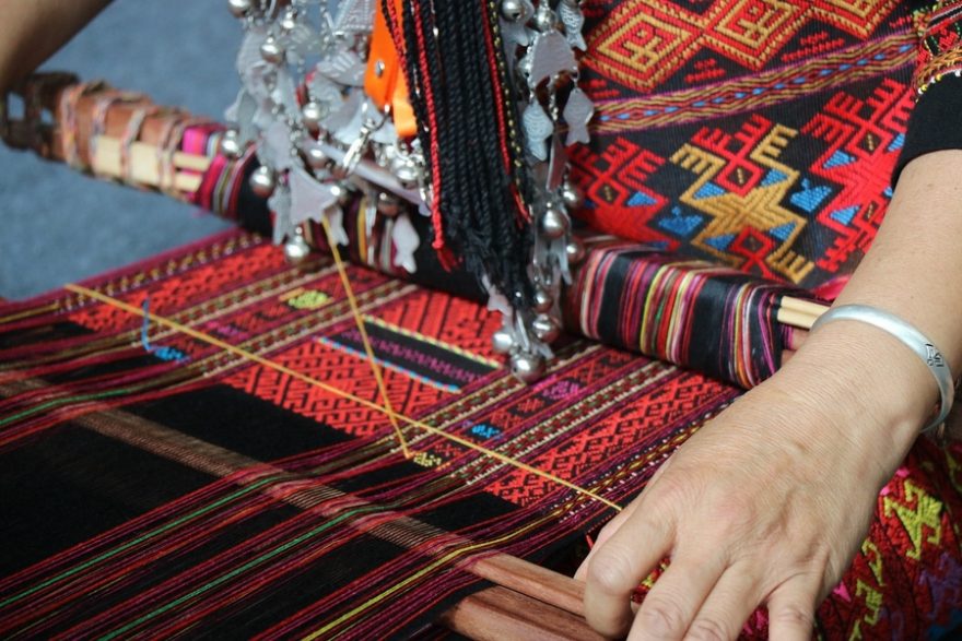 Tradiční oděv kmene Yi je pestře barevný