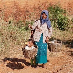 Pracující žena s dětmi z Baganu