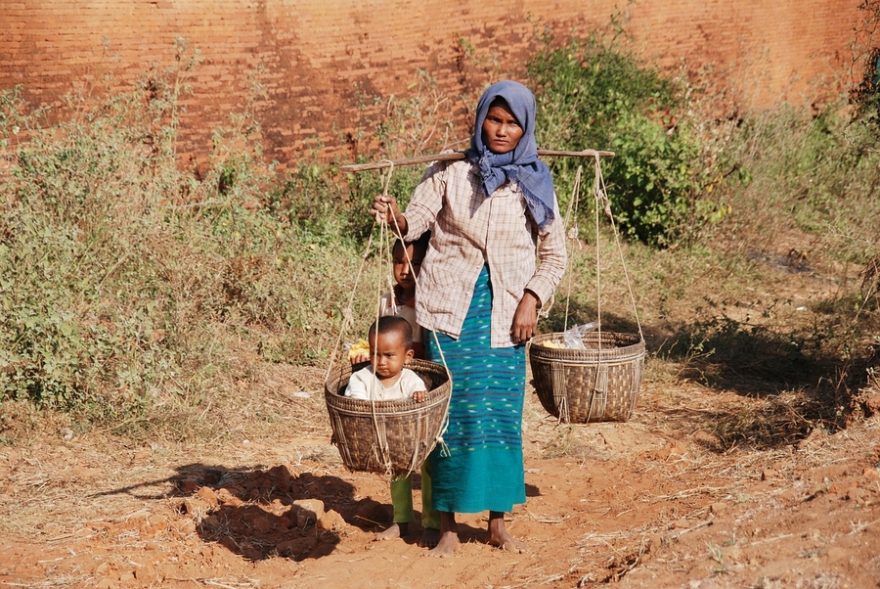 Pracující žena s dětmi z Baganu