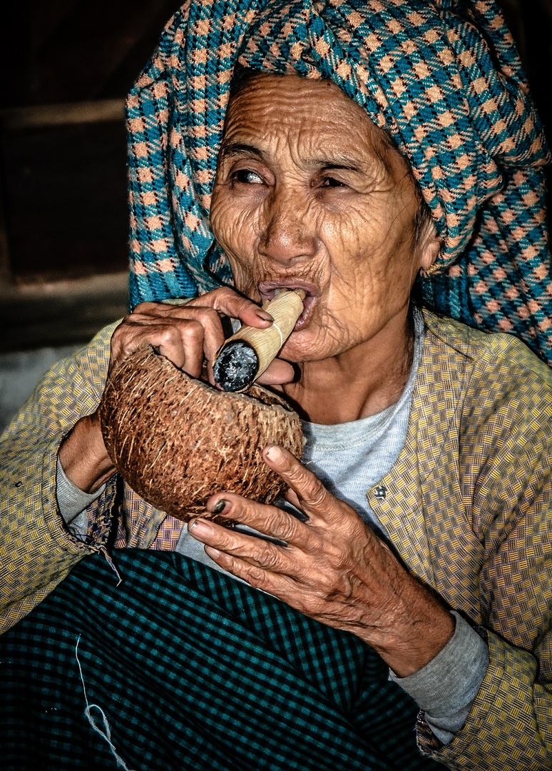 Kouřící žena z Barmy