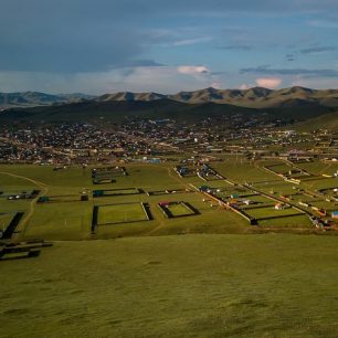 Všude kolem se rozprostírala jen nekonečně dlouhá step, ze které vykukovaly jen malé jurty