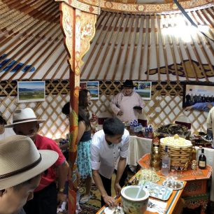 V každé jurtě na nás čekalo tradiční občerstvení