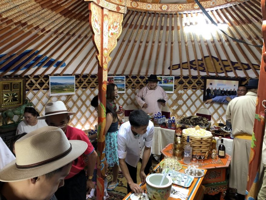 V každé jurtě na nás čekalo tradiční občerstvení