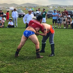 Před jurtami probíhaly wrestling zápasy